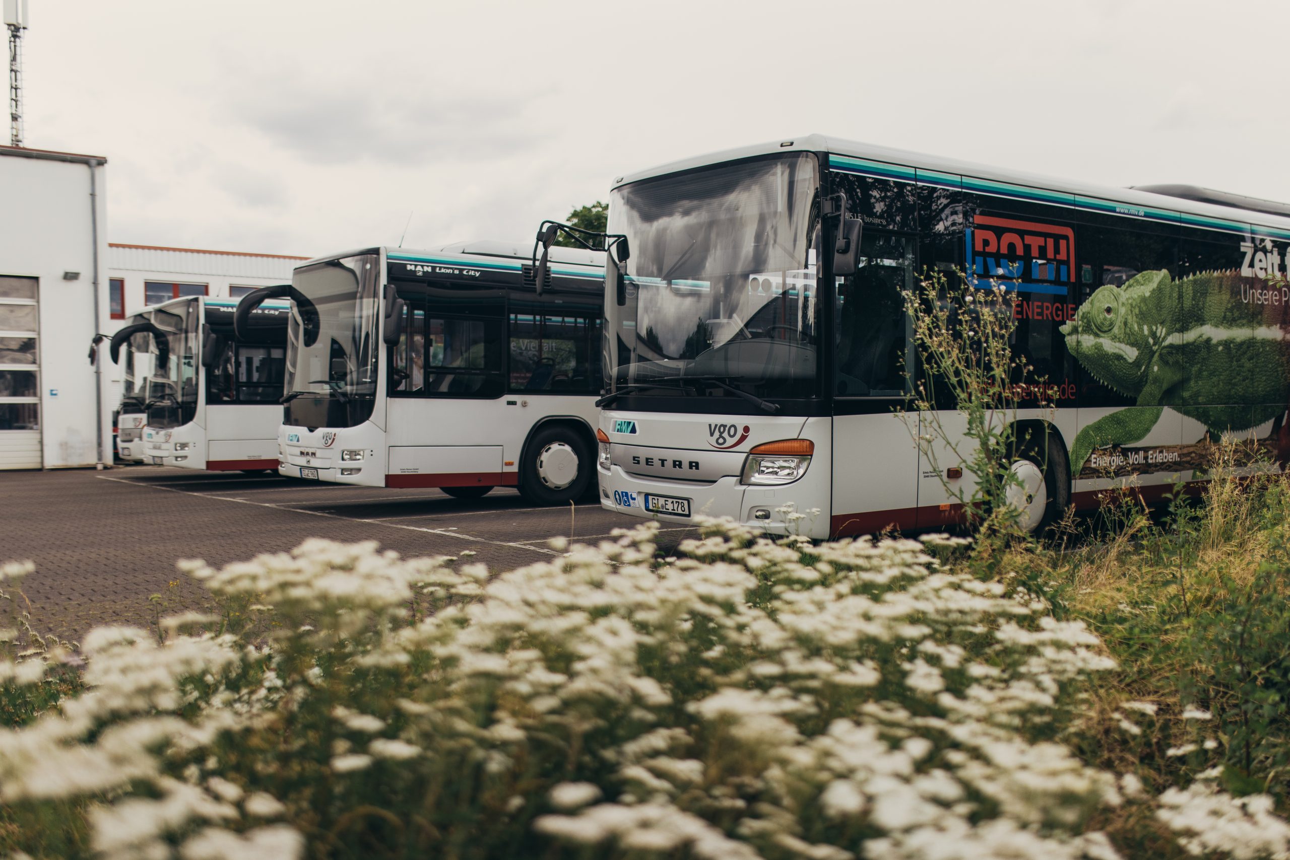 Bus geparkt auf Hof Erletz